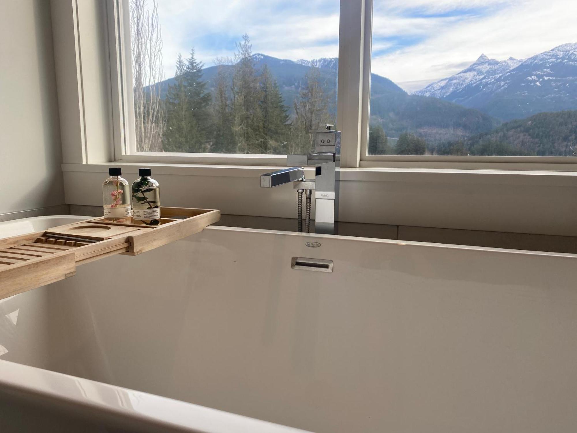 Mountain Serenity Meets Luxury Squamish Exterior foto