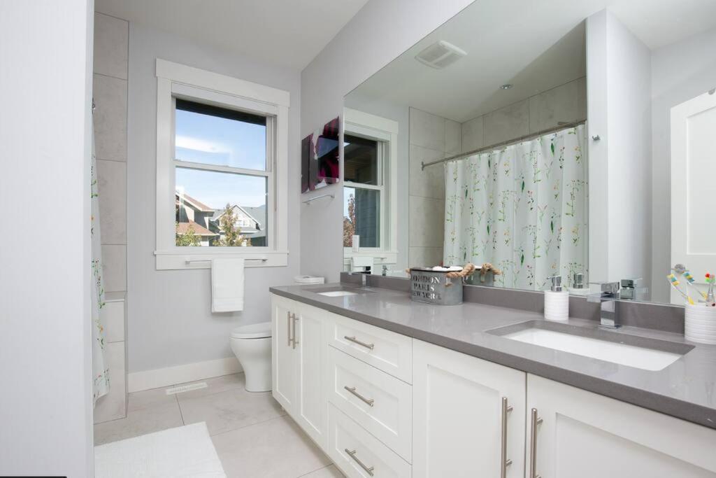 Mountain Serenity Meets Luxury Squamish Exterior foto