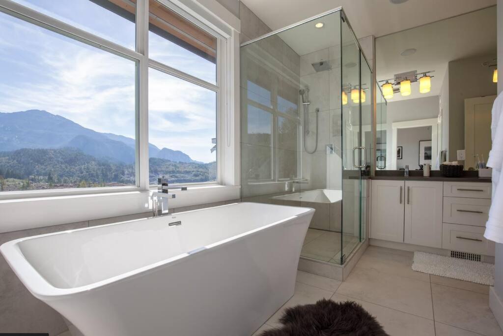 Mountain Serenity Meets Luxury Squamish Exterior foto