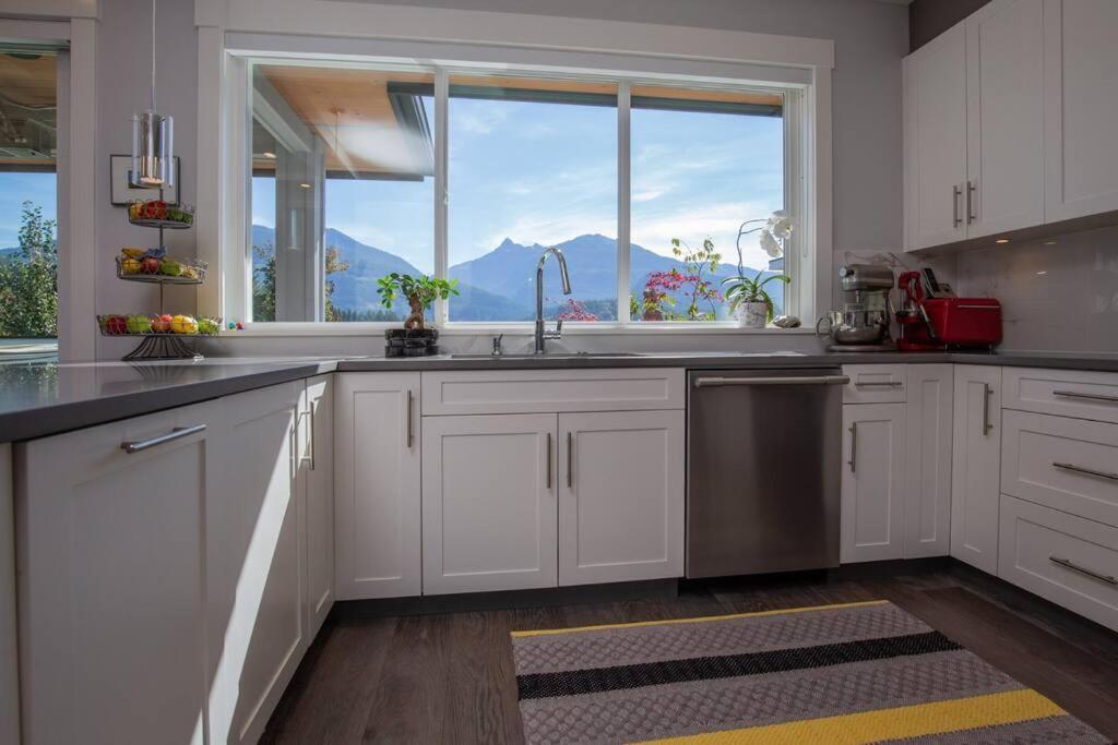 Mountain Serenity Meets Luxury Squamish Exterior foto