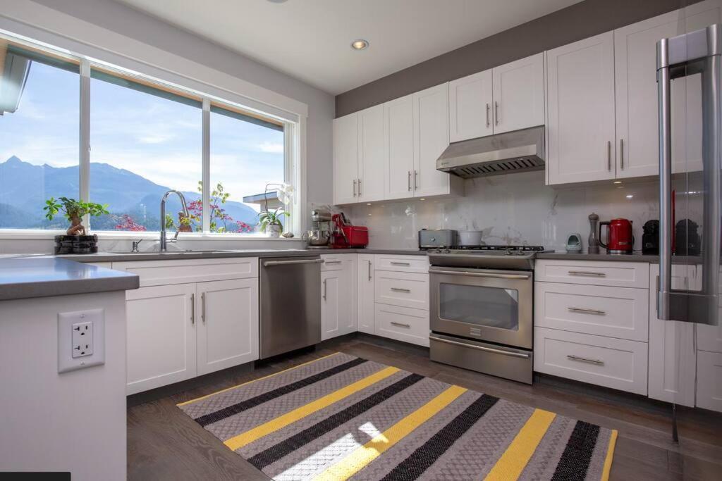 Mountain Serenity Meets Luxury Squamish Exterior foto